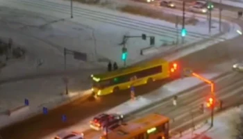  В Ярославле водитель автобуса проехал на красный, сбил женщину и снес дорожный знак