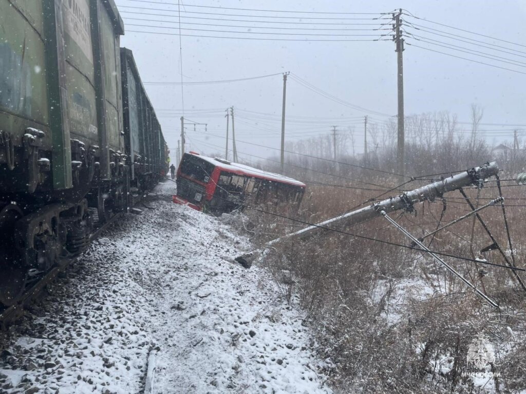 &amp;#171;&#1055;&#1088;&#1086;&#1090;&#1072;&#1097;&#1080;&#1083; &#1085;&#1077;&#1089;&#1082;&#1086;&#1083;&#1100;&#1082;&#1086; &#1076;&#1077;&#1089;&#1103;&#1090;&#1082;&#1086;&#1074; &#1084;&#1077;&#1090;&#1088;&#1086;&#1074;&amp;#187;: &#1072;&#1074;&#1090;&#1086;&#1073;&#1091;&#1089; &#1089;&#1090;&#1086;&#1083;&#1082;&#1085;&#1091;&#1083;&#1089;&#1103; &#1089; &#1087;&#1086;&#1077;&#1079;&#1076;&#1086;&#1084; &#1074; &#1061;&#1072;&#1073;&#1072;&#1088;&#1086;&#1074;&#1089;&#1082;&#1077;