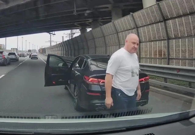  &laquo;Ты что творишь?&raquo;: в Петербурге обочечник устроил ДТП и начал оскорблять водителя