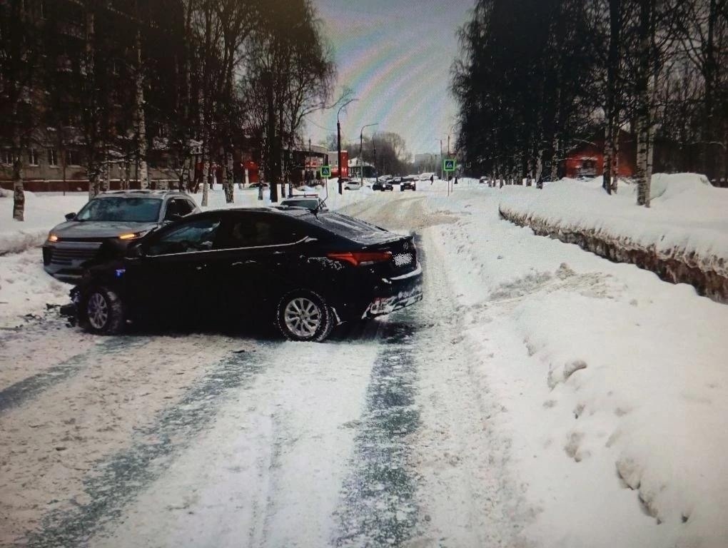 Hyundai выехал на встречную и столкнулся с автомобилем Exeed на улице Шабалина в Архангельске