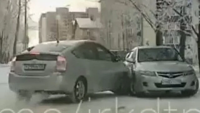  В Иркутске водитель &laquo;Приуса&raquo; пытался припарковаться и врезался в стоящий автомобиль