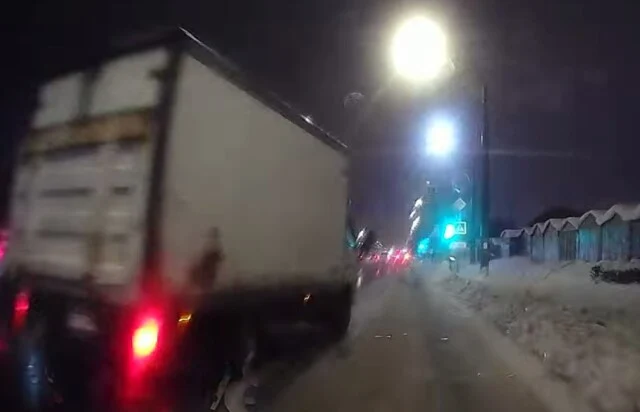 В Петербурге водитель грузовика спровоцировал ДТП, извинился «аварийкой» и уехал