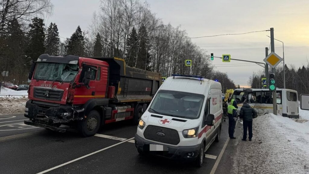 &amp;#171;Проехал на красный&amp;#187;: двое стали жертвами ДТП с участием маршрутки и грузовика в Подмосковье