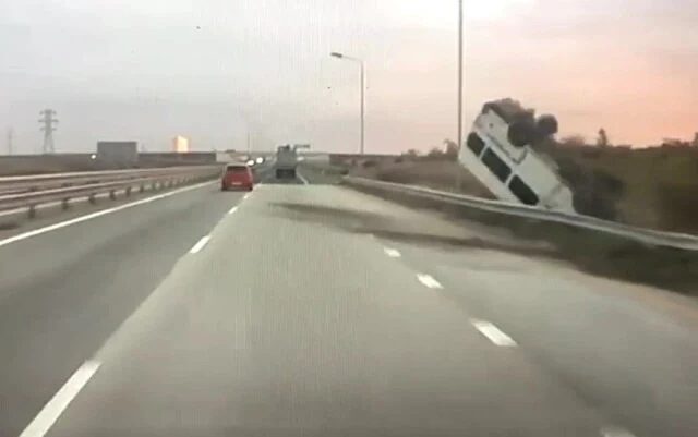  «Решил поучить»: под Симферополем «Газель» вылетела в кювет и перевернулась