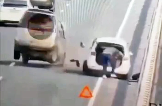  «Родился в рубашке»: микроавтобус перевернулся на Низководном мосту во Владивостоке