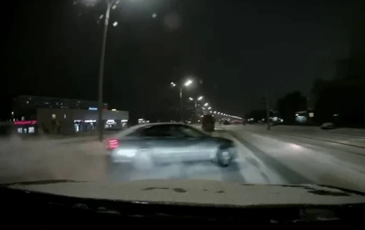  «Шкоду» намотало на столб в результате ДТП в Набережных Челнах