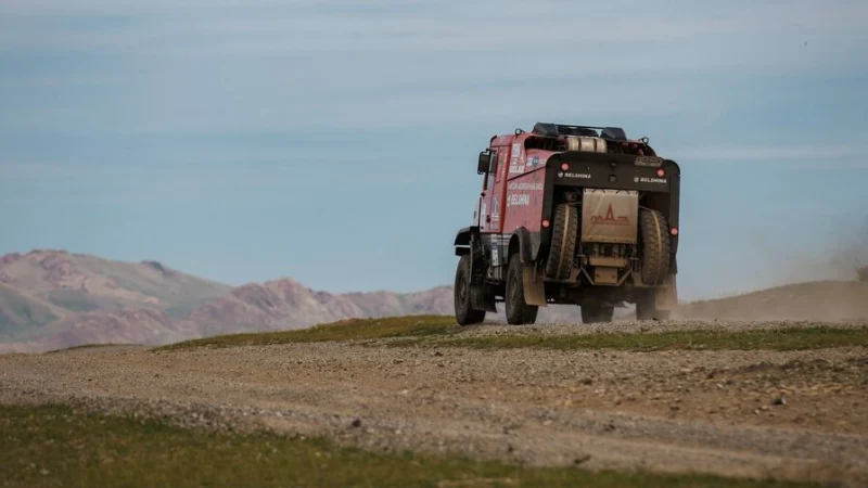 В МАЗе признались, что не смогли догнать КАМАЗ в дюнах