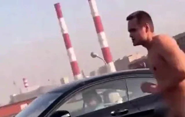  На ТТК в Москве водитель устроил ДТП и сбежал с места происшествия голышом