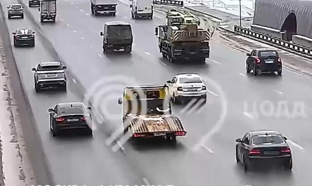  На МКАД двое водителей решили поиграть в «шашки» и устроили ДТП