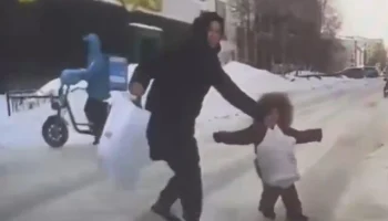  Легковой автомобиль сбил женщину с ребёнком на улице Мельникова в Екатеринбурге