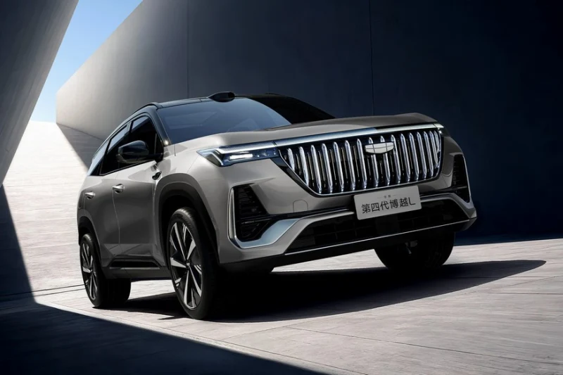 Бензиновый Geely Atlas: корректировка внешности, новый мотор и расширенное оснащение
