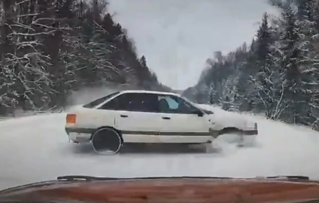 	ДТП на заснеженной трассе в Нижегородской области: Audi вылетел на встречную и столкнулся с «При