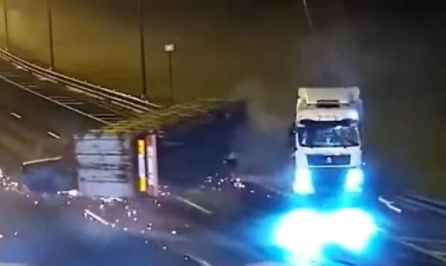  Момент ДТП на МКАД: у большегруза на ходу лопнуло колесо