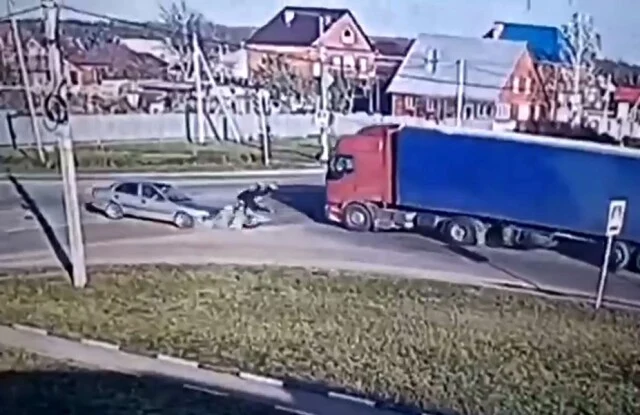 	На Кубани подростки на питбайке проехали перекресток на красный и попали в ДТП