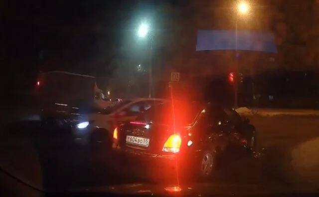  Момент жесткого ДТП на перекрестке в Омске: водитель пытался проскочить на жёлтый