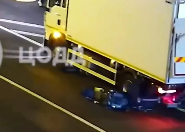  «Вытолкнул под грузовик»: два автомобиля и мотоцикл столкнулись на МКАД