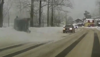  &laquo;Поставили машину на колёса и поехали дальше&raquo;: &laquo;Нива&raquo; опрокинулась на одной из улиц в Кирове