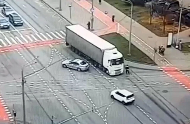  В Москве инспектор ДПС остановил неуправляемую фуру