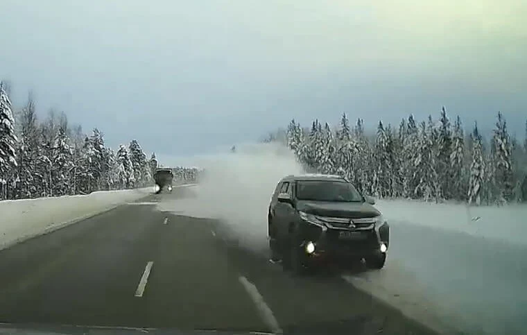  &laquo;Родились в рубашке&raquo;: на трассе &laquo;Кола&raquo; водитель Mitsubishi спровоцировал ДТП и скрылся