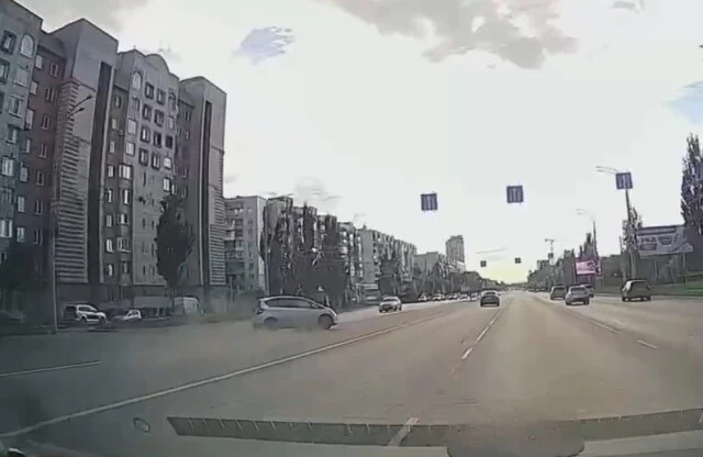  Неудачный маневр водителя в Омске привёл к ДТП