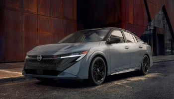 Седан Nissan Sentra слегка обновился и получил &laquo;затемнённую&raquo; версию