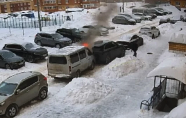  В Чебоксарах &laquo;Соболь&raquo; загорелся и врезался в припаркованный Lixiang