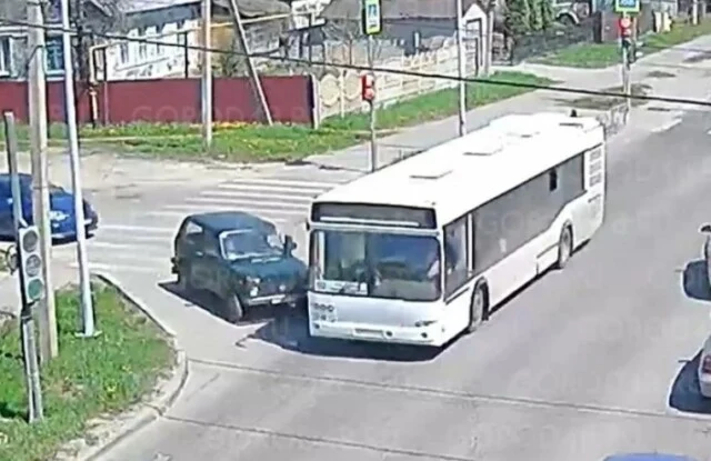  &laquo;Высадил пассажиров и скрылся&raquo;: автобус столкнулся с легковым автомобилем на перекрестке в Липец