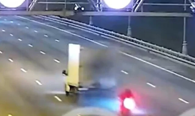  Момент ДТП на МКАД: мотоцикл на скорости врезался в «Газель»