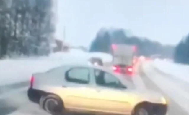  Женщина на &laquo;Логане&raquo; протаранила &laquo;Газель&raquo; на трассе Ижевск — Сарапул