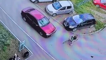  В одном из дворов Омска автомобиль сбил велосипед, на котором ехали два ребенка