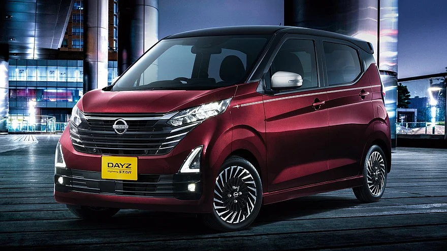 На фото: Nissan Dayz Highway Star Urban Chrome
