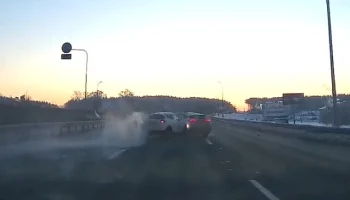  &laquo;Взорвалось колесо&raquo;: два автомобиля столкнулись на минской кольцевой