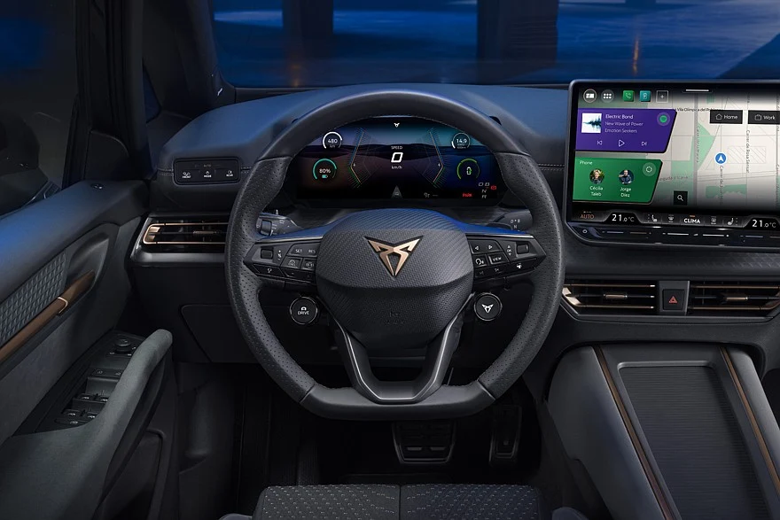 На фото: салон обновлённого хэтчбека Cupra Born