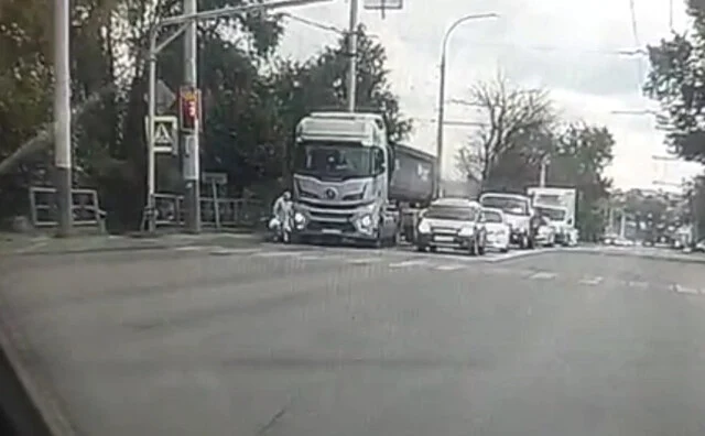  В Тамбове пенсионерка переходила дорогу и попала под колеса грузовика