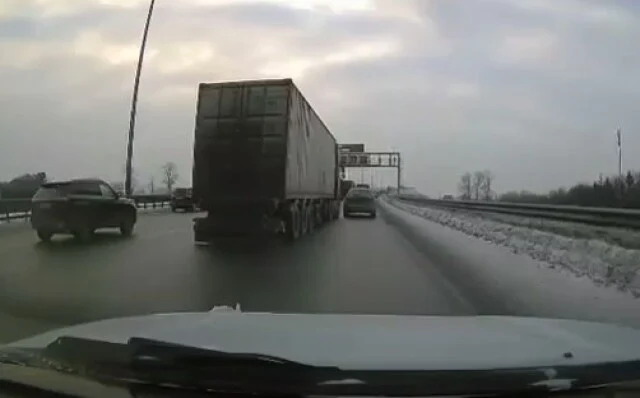  Момент ДТП на КАД: фура столкнулась с легковым автомобилем, после чего в неё въехал &laquo;Газон&raquo;