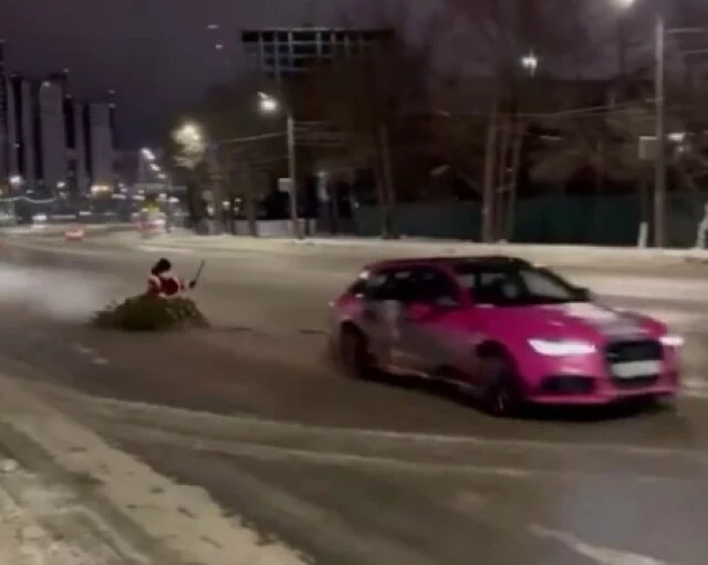  Водитель на большой скорости прокатил Деда Мороза на ёлке по улицам Челябинска