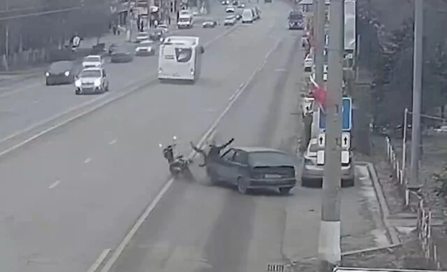  ДТП в Волгограде: водитель автомобиля выезжал из парковочного кармана и столкнулся с электровело