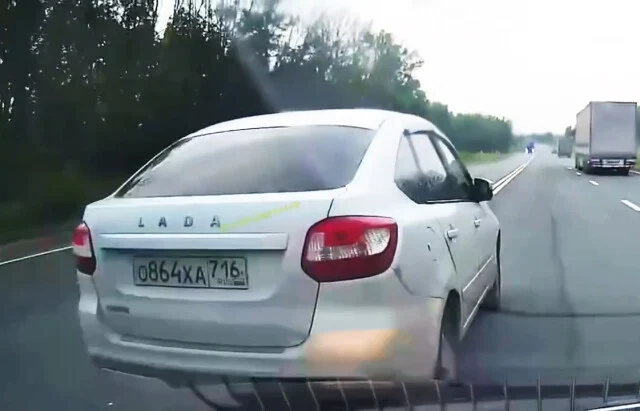  В Чувашии водитель «Гранты» выехал на встречную и едва не столкнулся лоб в лоб с КамАЗом