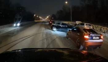  В Омске девушка не справилась с управлением и столкнулась со стоящим автомобилем
