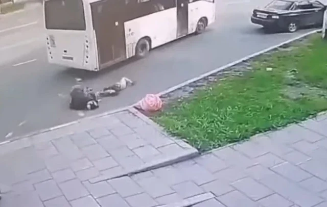  В Нижнем Тагиле из автобуса выпали женщина и ребенок