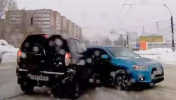  В Кирове водитель автомобиля Mitsubishi ASX пытался проскочить перед встречной &laquo;Нивой&raquo;