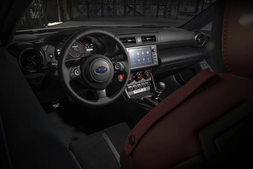 На фото: салон Subaru BRZ ZC15