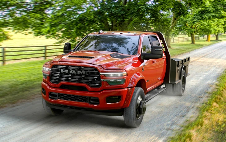 Ram Chassis Cab Night Edition: стильный ночной работяга с паровозной тягой