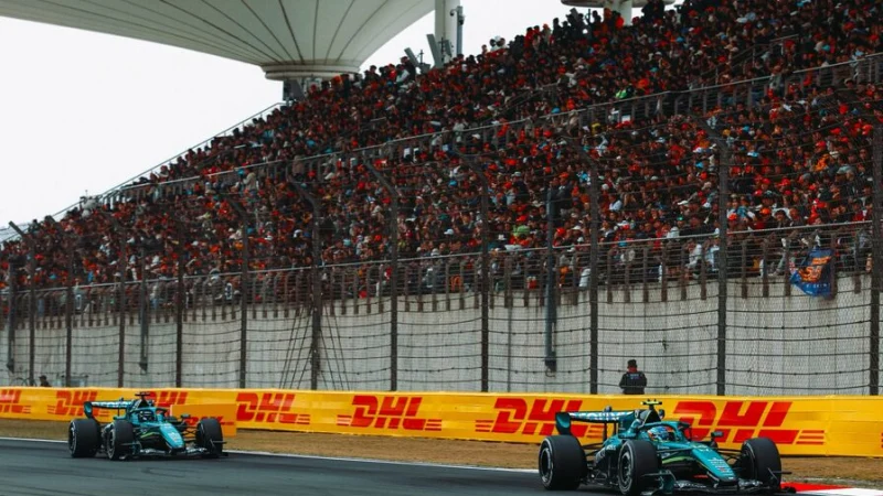 Фернандо Алонсо разминает онемевшие руки на скорости 300 км/ч. Видео