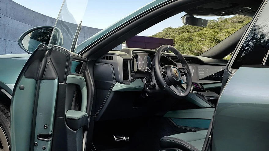 На фото: салон Porsche Cayenne S Electric