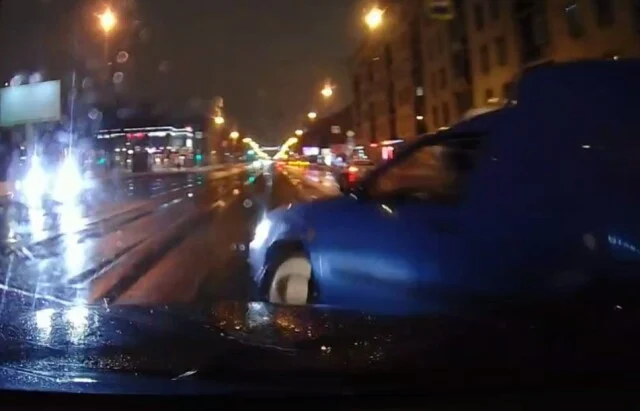  В Санкт-Петербурге водитель каблука пытался развернуться и столкнулся с попутным автомобилем