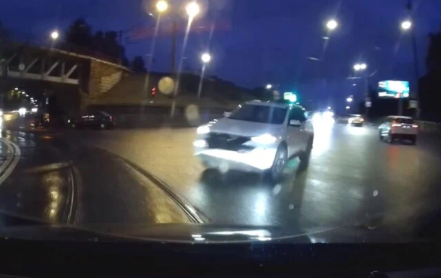  «Водитель «Хавала» неожиданно поехал прямо»: кто виноват в ДТП в Петербурге?