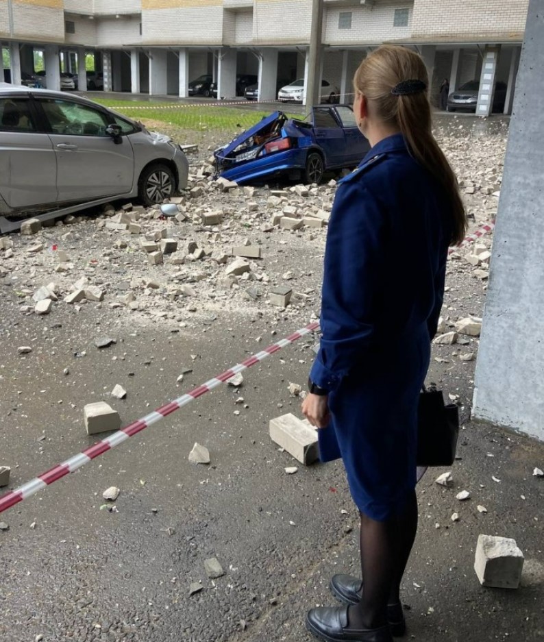 В Чебоксарах балкон обрушился на припаркованные автомобили
