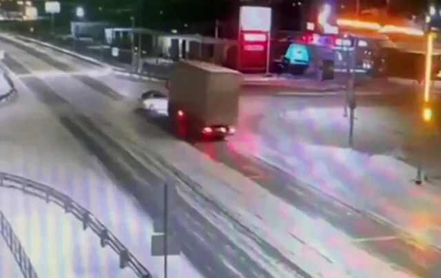  &laquo;Выезжал со второстепенной и не уступил дорогу&raquo;: камера запечатлела момент ДТП на трассе &laquo;Иртыш&raquo;