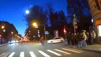 	В Петербурге курьер проехал перекресток на красный и был сбит автомобилем
